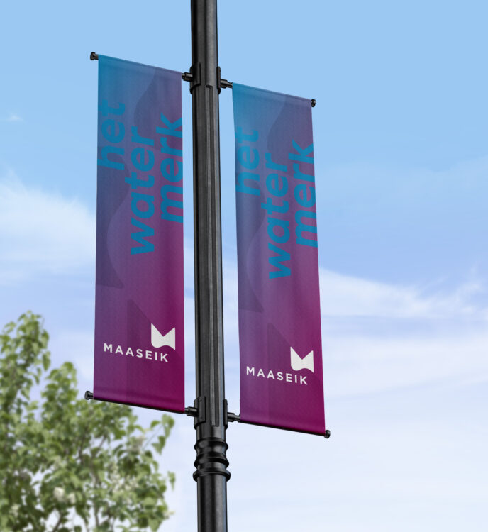 Twee verticale banners Maaseik op paal.