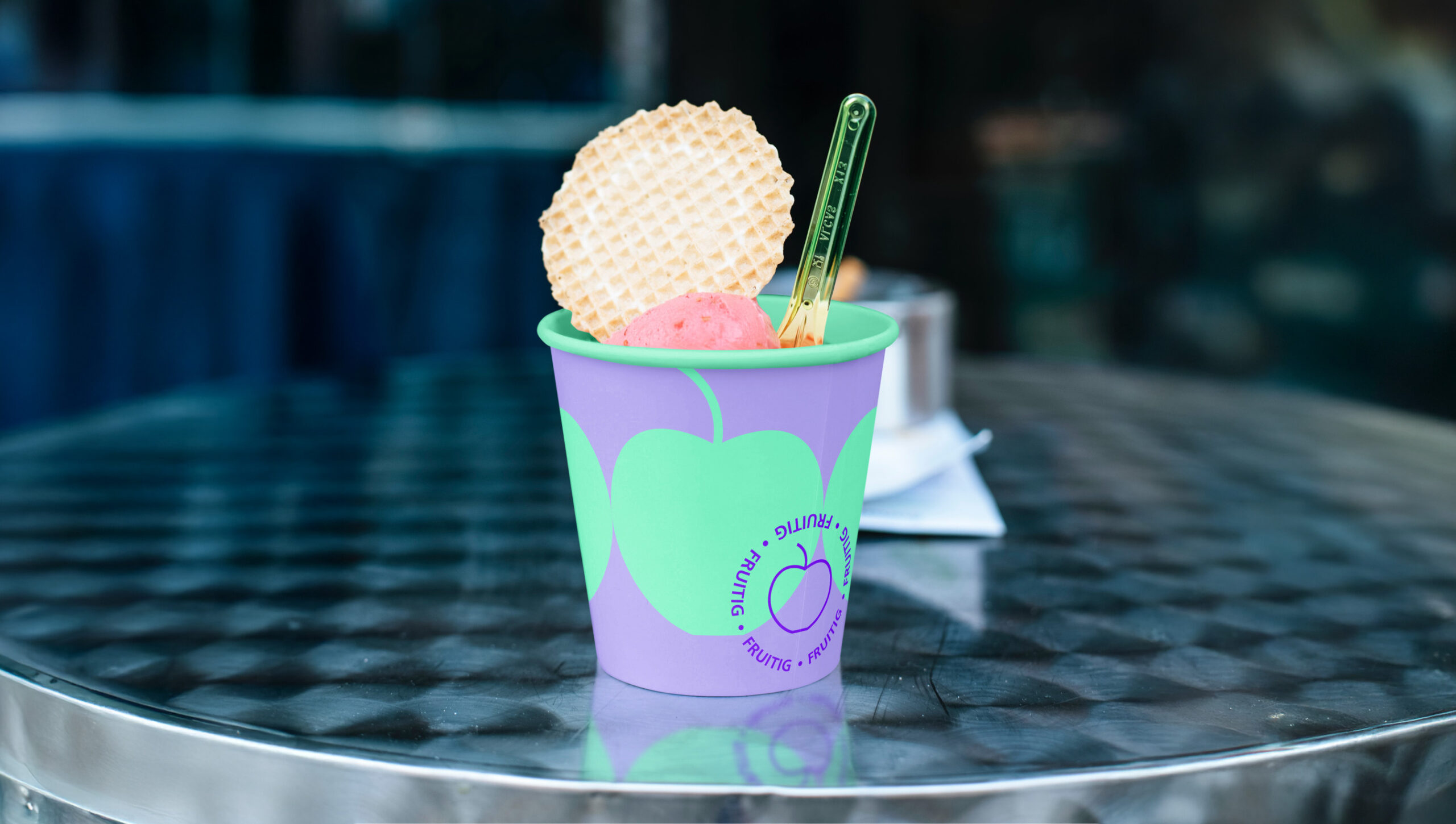 Ijsje met wafel in kleurrijke beker op tafel