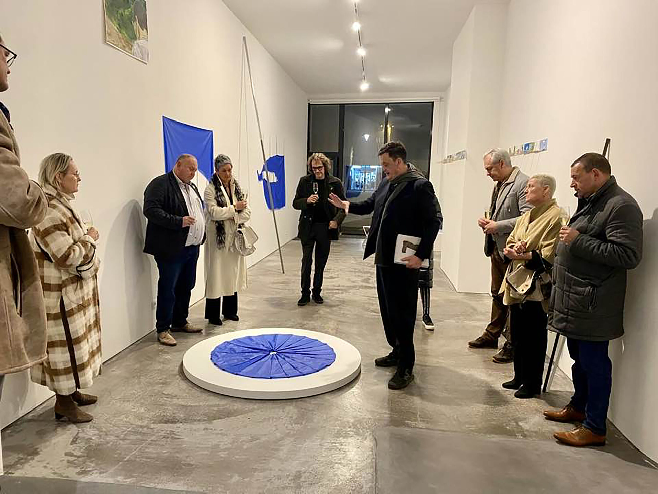Mensen verzamelen in een galerie voor een kunstopening.