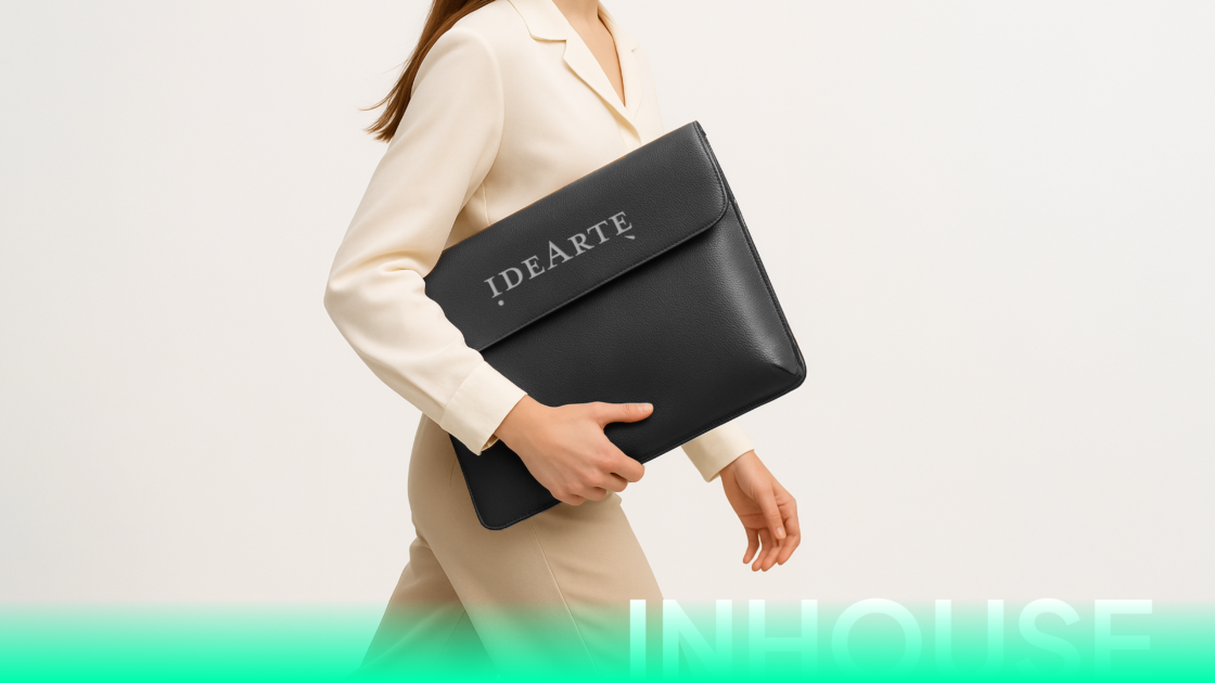 Vrouw met zwarte laptoptas, merk IDEARTE, INHOUSE.