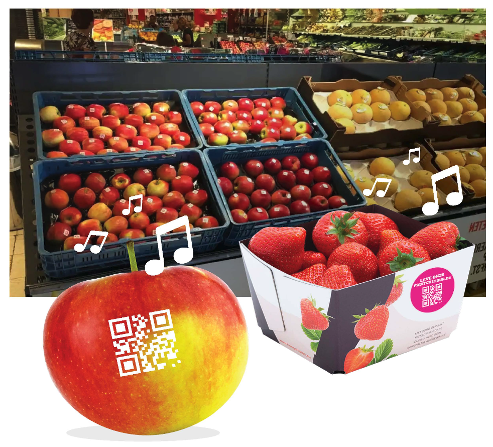 Verse fruit met muzieknoten en QR-code in supermarkt.