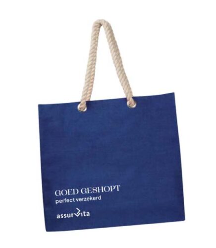 Blauwe boodschappentas met touwgreep en logo.