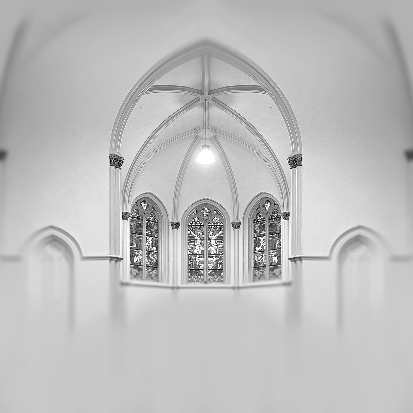 Gotische kathedraalglas-in-loodramen binnenin.