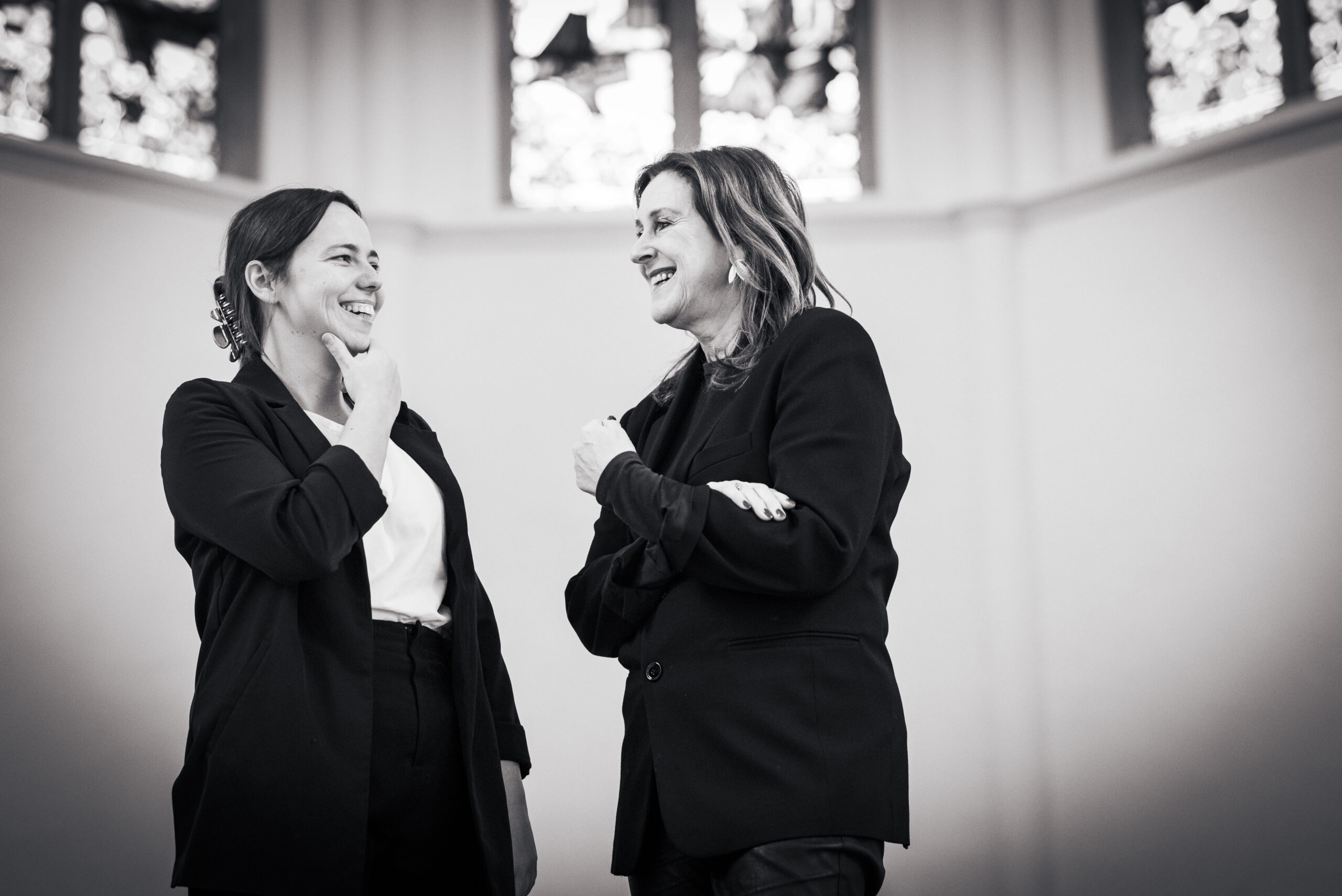 Twee vrouwen in gesprek, lachen