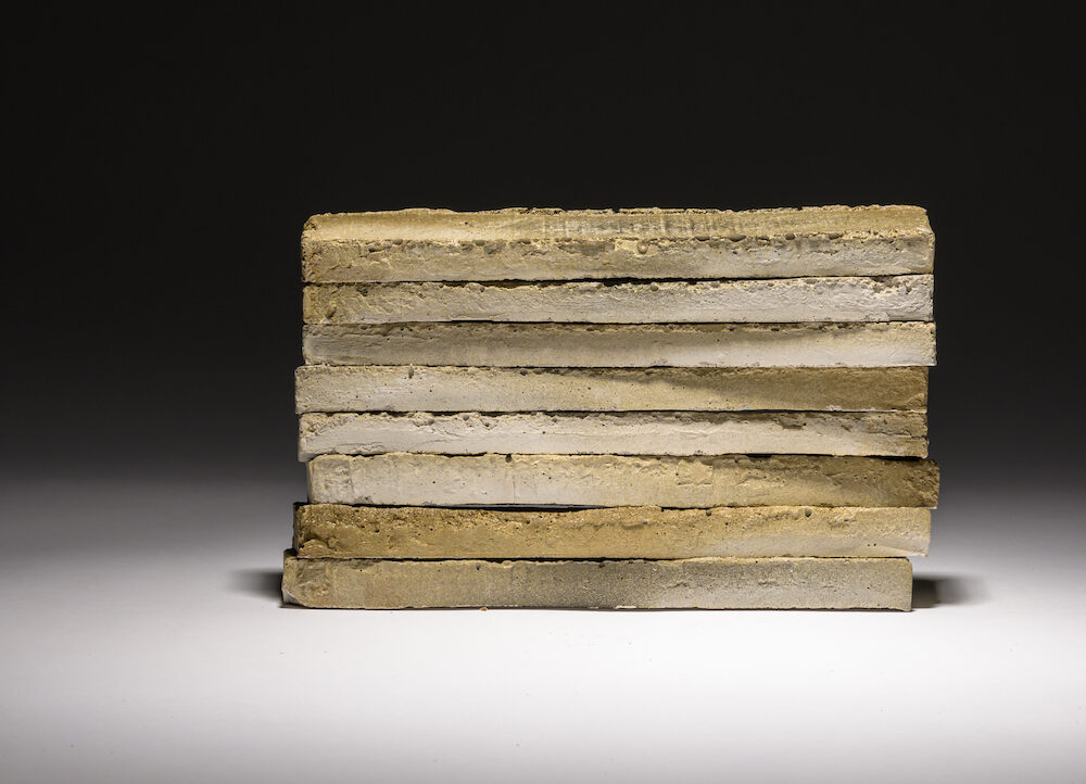 Stapel stenen tegels op donkere achtergrond.