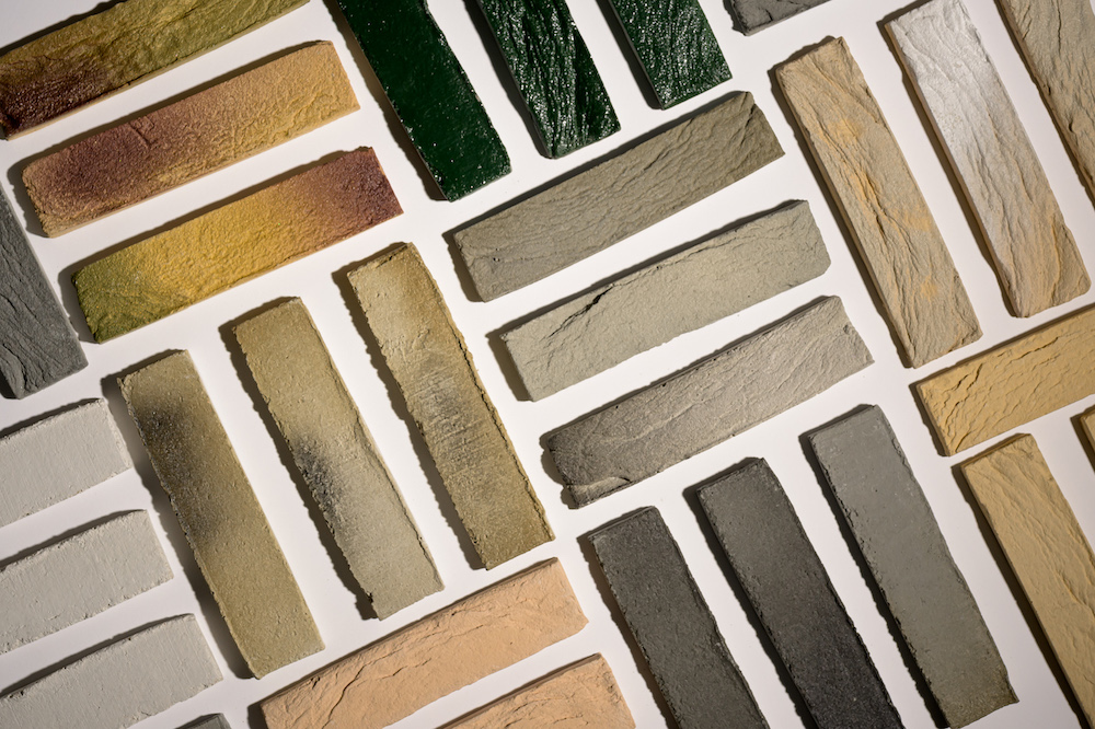 Verschillende gekleurde steenstrips in rijen gerangschikt